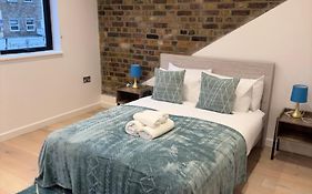 2-Bed, 2-Bathroom Split Level Flat In Hackney With 2 Balconies